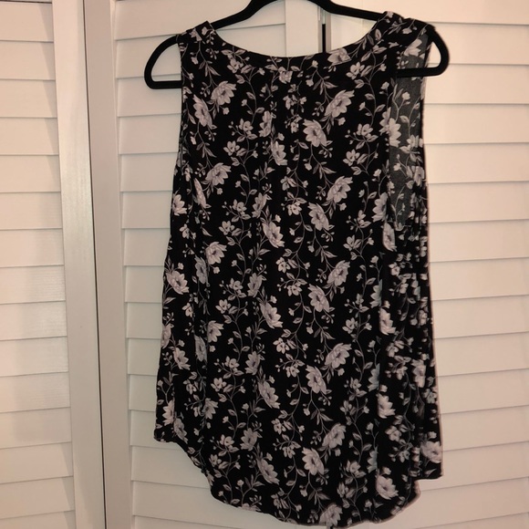 Black floral print tank top 🖤 - Picture 4 of 6